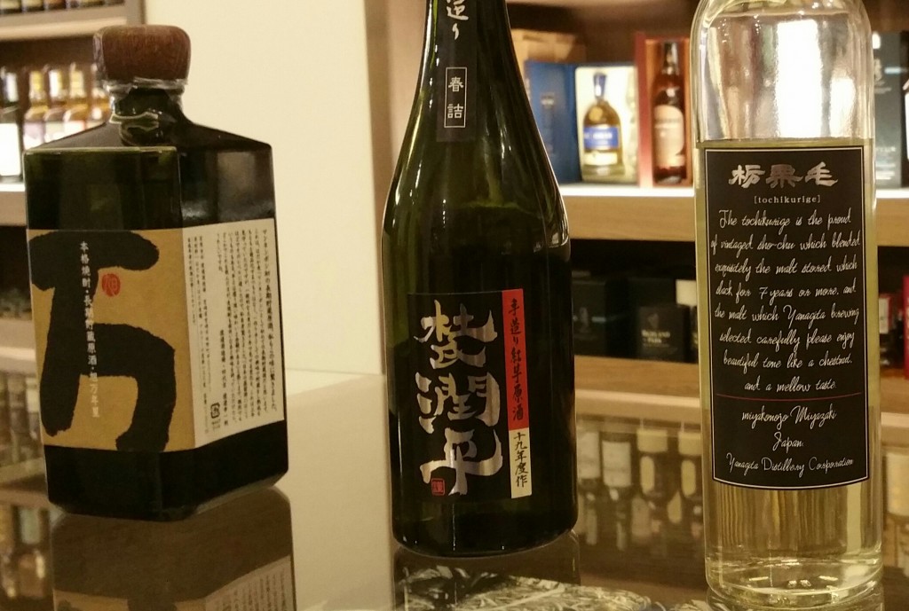 Da sinistra, Toji Junpei beni imo Genshu (distillato di patate dolci e riso), Undiluted Asahi – Mannenboshi e Tochikurige. Tre delle 16 referenze disponibili in esclusiva da Whisky & Co.
